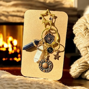 PROSPERIDAD - AMBICIÓN - ÉXITO - Amuleto para bolso de piedra arenisca azul y cuarzo transparente, llavero celestial, colgante de piedra preciosa, brújula con estrella guía