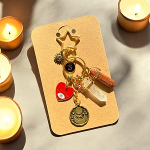 SCHUTZ - AMBITION - KLARHEIT - Personalisierter Mond Sterne Taschenanhänger, Rotes Böses Auge Schlüsselanhänger, Gold Sandstein & Quarz, Positive Energie Geschenk