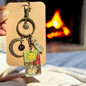 Porte-clés personnalisé unique en bronze rustique, breloque pour sac - équilibre - bonheur - prospérité - carte de tarot LE SOLEIL, pierre de fluorite verte naturelle