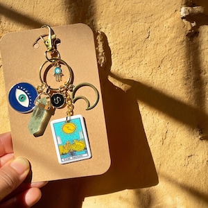 METAFYSIEKE gepersonaliseerde gift - Groene fluorietsteen sleutelhanger, ritsbedel, portemonneebedel - The Moon Card Charm - Spirituele cadeaus voor vrouwen