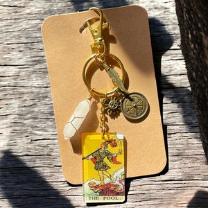 Cadeau NOUVEAUTÉS, breloque pour sac à main carte de tarot The FOOL, cadeau énergie positive, pierre de quartz naturelle, cadeau de voyage, retraite, cadeau du prochain chapitre