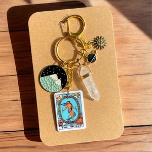 Llavero con la carta del Tarot EL MUNDO, dije de cuarzo natural para bolso, dije colgante de cristal de manifestación, dije celestial para bolso, regalos navideños únicos