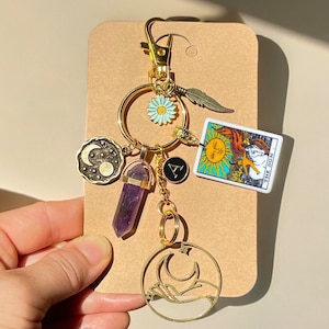 Sinnvolles personalisiertes Geschenk, natürlicher AMETHYST-Handtaschenanhänger, Schlüsselbund, Die Sonne-Tarot-Karte, roher Messing-Magiemond, spirituelles Heilungsgeschenk