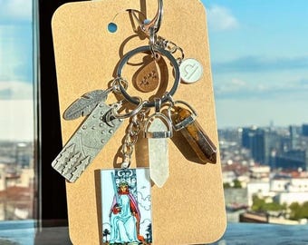 Chaveiro do signo de Libra: Rei de Espadas do Tarô, Olho de Tigre e Cristais de Quartzo