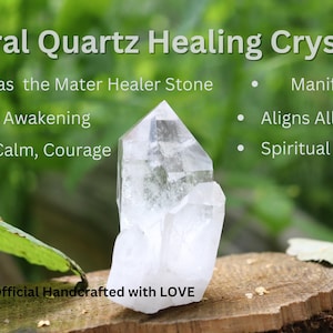 Peut inclure: Une pierre de gu&eacute;rison en cristal de quartz clair sur une surface en bois avec un feuillage vert en arri&egrave;re-plan. Le texte "Natural Quartz Healing Crystal" est en haut de l'image. Le texte "Known as the Mater Healer Stone" est &agrave; gauche de l'image. Le texte "Manifestation" est &agrave; droite de l'image. Le texte "Spiritual Awakening" est &agrave; gauche de l'image. Le texte "Aligns All Chakras" est &agrave; droite de l'image. Le texte "Clarity, Calm, Courage" est &agrave; gauche de l'image. Le texte "Spiritual Healing" est &agrave; droite de l'image. Le texte "Marmalade Official Handcrafted with LOVE" est en bas de l'image.