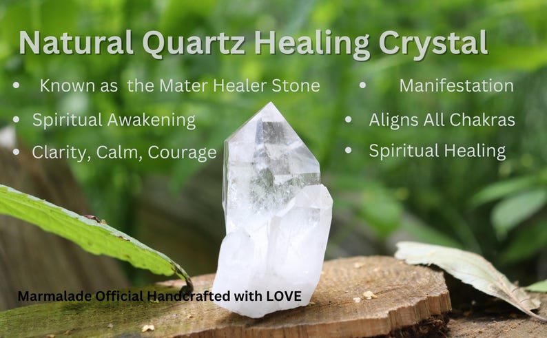Peut inclure: Une pierre de gu&eacute;rison en cristal de quartz clair sur une surface en bois avec un feuillage vert en arri&egrave;re-plan. Le texte "Natural Quartz Healing Crystal" est en haut de l'image. Le texte "Known as the Mater Healer Stone" est &agrave; gauche de l'image. Le texte "Manifestation" est &agrave; droite de l'image. Le texte "Spiritual Awakening" est &agrave; gauche de l'image. Le texte "Aligns All Chakras" est &agrave; droite de l'image. Le texte "Clarity, Calm, Courage" est &agrave; gauche de l'image. Le texte "Spiritual Healing" est &agrave; droite de l'image. Le texte "Marmalade Official Handcrafted with LOVE" est en bas de l'image.
