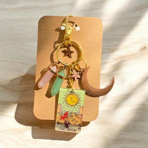 AMOR - ABUNDANCIA - Charm para bolso con la carta del Tarot LA LUNA, llavero de luna creciente, cuarzo rosa natural y aventurina verde, dije para bolso con cristales