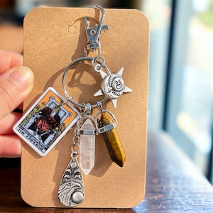 Llavero de la Carta del Tarot EL EMPERADOR / Cuarzo Natural, Ojo de Tigre / Regalos de Energía Positiva para Él, Ella, Papá / Fuerza Interior, Armonía, Equilibrio