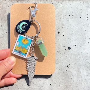 Dije para bolso de Luna Mística, cristal de aventurina verde natural, llavero con dije de la carta del Tarot de la Luna, hoja de helecho, joyería nocturna, dije grueso para bolso.