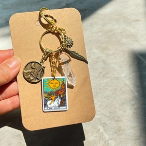 Llavero con la carta del Tarot del Sol, amuleto de cuarzo natural para bolso - FELICIDAD - ALEGRÍA - MANIFESTACIÓN - Joyería Luna Sol, Noche de Montaña, Energía Positiva