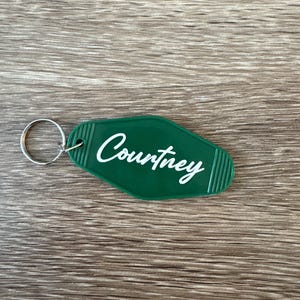 Personalized Vintage Hotel Keychains – Custom Retro Motel Key Tags with Names