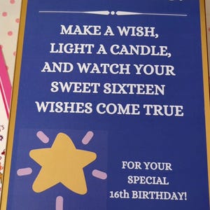 K&ouml;nnte beinhalten: Eine blaue Karte mit goldenen R&auml;ndern und einem gelben Stern. Die Karte sagt "DIRECTIONS: MAKE A WISH, LIGHT A CANDLE, AND WATCH YOUR SWEET SIXTEEN WISHES COME TRUE FOR YOUR SPECIAL 16th BIRTHDAY!"