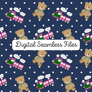 Può includere: Un motivo ripetuto di orsacchiotti beige con sciarpe verdi e trenini rosa e verdi su sfondo blu navy con pois bianchi. Il testo "Digital Seamless Files" è visualizzato in un rettangolo bianco.