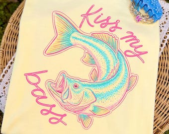 PNG de pez lubina retro, gráfico de pesca en tonos pastel, diseño de lago costero preppy, diseño de camiseta de pesca de verano, PNG de sublimación, PNG de acuarela de verano