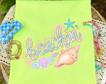 Diseño digital PNG "Everyday Summer Beachin'", diseño moderno, estampado rosa estilo preppy para playa y costa.