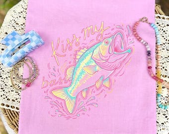 PNG de pez lubina retro, gráfico de pesca en tonos pastel, diseño de lago costero preppy, diseño de camiseta de pesca de verano, estampado de acuarela de verano