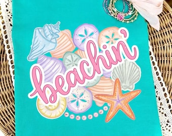 Diseño digital PNG "Summer Beachin'", diseño femenino y moderno, estampado rosa preppy para mujer, tendencia de color playero costero.