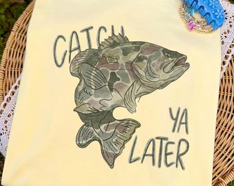 ¡Hasta luego! Diseño digital PNG de pesca de lubina, sublimación de navegación al aire libre de moda, estampado infantil preppy prep verano acuarela camuflaje para niños
