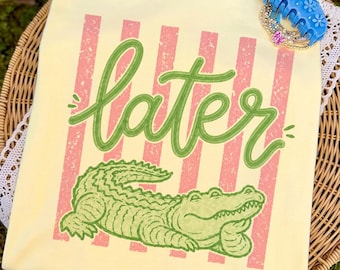 Hasta luego, cocodrilo PNG, regalo de cocodrilo preppy, hasta luego, cocodrilo PNG, camiseta de vacaciones de moda, camiseta de verano de playa con cita divertida de cocodrilo