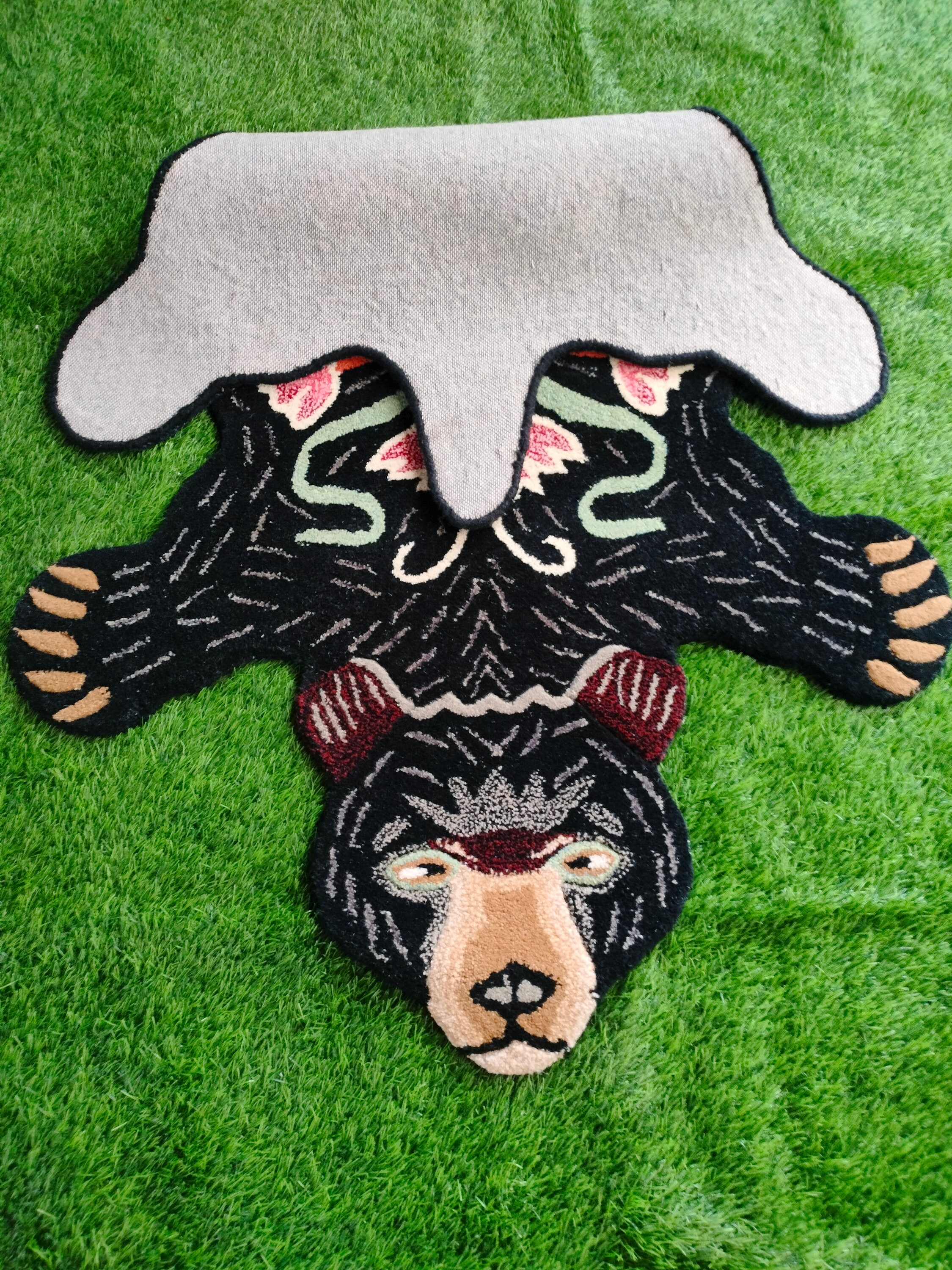 Hand Tufted Black Bear Rug Skin Animal Rug Skin Wall Hanging for