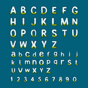 K&ouml;nnte beinhalten: Auf t&uuml;rkisblauem Hintergrund werden das englische Alphabet in Gro&szlig;- und Kleinbuchstaben sowie die Zahlen 0-9 dargestellt. Die Buchstaben und Zahlen sind wei&szlig; mit einem gr&uuml;n-gelben Farbverlauf, umrandet in Schwarz.