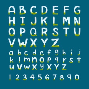 K&ouml;nnte beinhalten: Ein komplettes Alphabet und Zahlensatz in einem skurrilen, handgezeichneten Stil. Die wei&szlig;en Buchstaben und Zahlen sind mit einer dunkleren Farbe umrandet, wobei ein gr&uuml;ner und gelber Farbverlauf die Innenseite ausf&uuml;llt. Der Hintergrund ist einfarbig t&uuml;rkis.