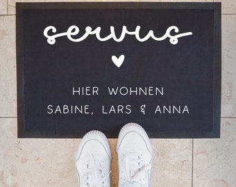 Personalisierte Fußmatte - Fussmatte mit Wunschnamen | Servus - Hier wohnen | 60x 40 cm | Geschenkidee zum Umzug, Einzug für Familien, Umzug