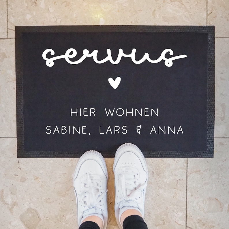 Personalisierte Fußmatte - Fussmatte mit Wunschnamen | Servus - Hier wohnen | 60x 40 cm | Geschenkidee zum Umzug, Einzug für Familien, Umzug