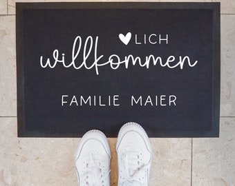 Personalisierte Fußmatte - Fussmatte mit Wunschnamen | Herzlich Willkommen | 60x40 cm | Geschenkidee zum Umzug, Einzug für Familien, Umzug