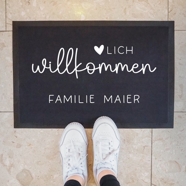 Personalisierte Fußmatte - Fussmatte mit Wunschnamen | Herzlich Willkommen | 60x40 cm | Geschenkidee zum Umzug, Einzug für Familien, Umzug