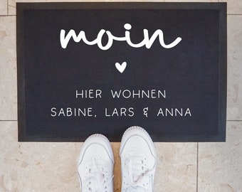 Personalisierte Fußmatte - Fussmatte mit Wunschnamen | Moin - Hier wohnen | 60 x 40 cm | Geschenkidee zum Umzug, Einzug für Familien, Umzug