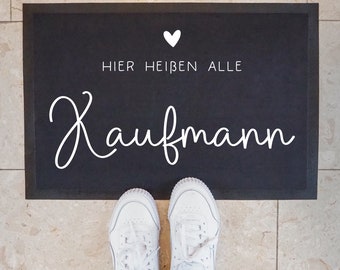 Personalisierte Fußmatte - Fussmatte mit Wunschnamen | Hier heißen alle... | 60 x 40 cm | Geschenkidee zum Umzug, Einzug für Familien, Umzug