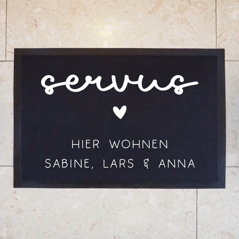 Personalisierte Fußmatte - Fussmatte mit Wunschnamen | Servus - Hier wohnen | 60x 40 cm | Geschenkidee zum Umzug, Einzug für Familien, Umzug