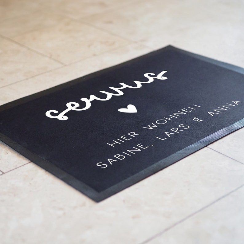 Personalisierte Fußmatte - Fussmatte mit Wunschnamen | Servus - Hier wohnen | 60x 40 cm | Geschenkidee zum Umzug, Einzug für Familien, Umzug