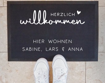 Personalisierte Fußmatte - Fussmatte mit Wunschnamen | Herzlich Willkommen | 60 x 40 cm | Geschenkidee zum Umzug, Einzug für Familien, Umzug