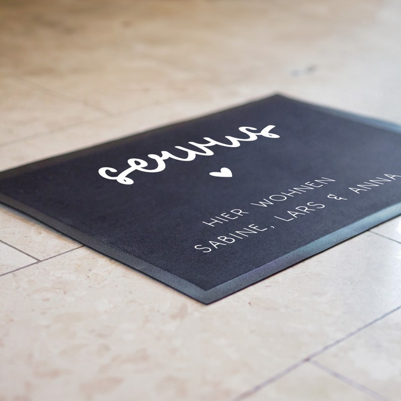 Personalisierte Fußmatte - Fussmatte mit Wunschnamen | Servus - Hier wohnen | 60x 40 cm | Geschenkidee zum Umzug, Einzug für Familien, Umzug
