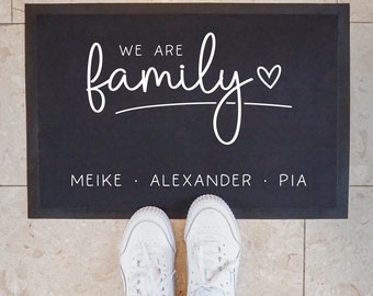 Personalisierte Fußmatte - Fussmatte mit Wunschnamen | We are Family |  60 x 40 cm | Geschenkidee zum Umzug, Einzug für Familien