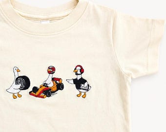 Camiseta bordada de Racing Goose para niños - Camiseta de coche de carreras para niñas y niños - Silly Goose Racing