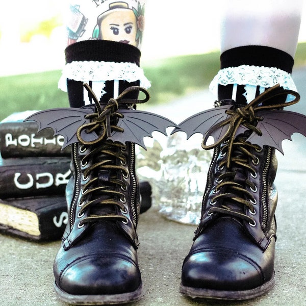 Cordones de alas de murciélago góticas: decoración alternativa para zapatos