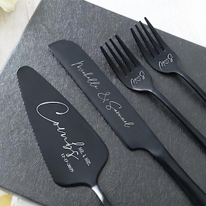 Può includere: Un set nero per servire la torta nuziale e forchette con incisione personalizzata. Il set include un server per torte, un coltello e due forchette. I nomi "Michelle & Samuel" e "Combs" sono incisi.