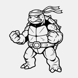 Può includere: Illustrazione in bianco e nero di un personaggio tartaruga in posa da combattimento. La tartaruga indossa una fascia e una cintura, con un'espressione determinata. L'immagine ha contorni audaci e una posa dinamica.