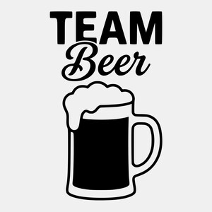 Puede incluir: Gráfico en blanco y negro con las palabras "TEAM Beer" encima de una jarra de cerveza. La jarra está llena de líquido oscuro y cubierta con espuma blanca. La jarra tiene un asa y está delineada en negro.