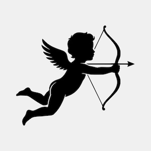 Peut inclure: Silhouette noire de Cupidon, une figure chérubinique avec des ailes, visant un arc et une flèche. L'image représente la figure mythologique en plein vol, l'arc bandé et la flèche pointée vers l'avant. Le design est simple et élégant.