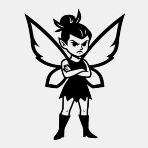 Puede incluir: Ilustración en blanco y negro de un hada con expresión enfadada. El hada tiene los brazos cruzados, orejas puntiagudas y grandes alas. Lleva un vestido corto y botas. El pelo del hada está peinado en un moño.
