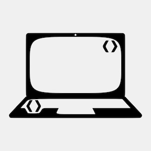 Puede incluir: Gráfico en blanco y negro de un ordenador portátil. El portátil está abierto, mostrando una pantalla en blanco. Dos símbolos de corchetes estilizados están en el portátil. Fondo blanco.