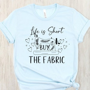 Camisa de costura, La vida es corta Compre la tela, Camiseta de costura divertida, Regalo de alcantarillado, Regalo para costurera, Regalo de amante de la costura, Regalo para Quilter