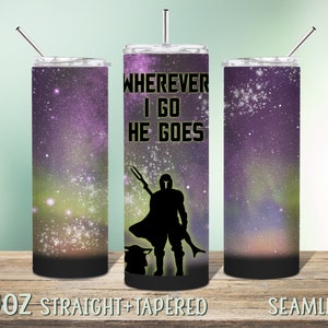Puede incluir: Un vaso de acero inoxidable de 20 oz con un estampado de galaxia y una silueta de un Mandaloriano y Grogu. El texto "WHEREVER I GO HE GOES" est&aacute; impreso en el vaso.