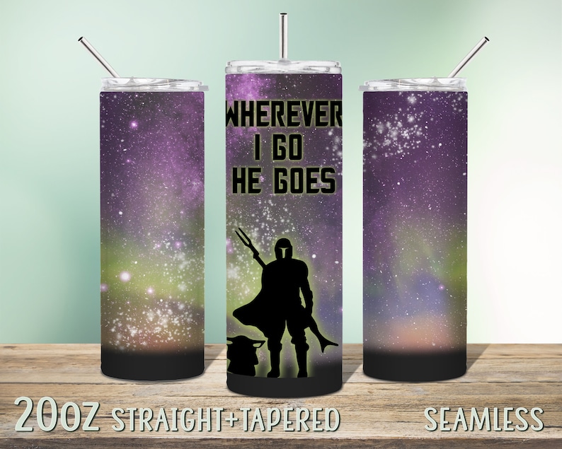 Puede incluir: Un vaso de acero inoxidable de 20 oz con un estampado de galaxia y una silueta de un Mandaloriano y Grogu. El texto "WHEREVER I GO HE GOES" est&aacute; impreso en el vaso.
