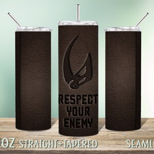 Puede incluir: Un vaso de 20 oz de textura de cuero marr&oacute;n con un s&iacute;mbolo mandaloriano negro y el texto "Respect Your Enemy". El vaso se muestra con una pajita de acero inoxidable.