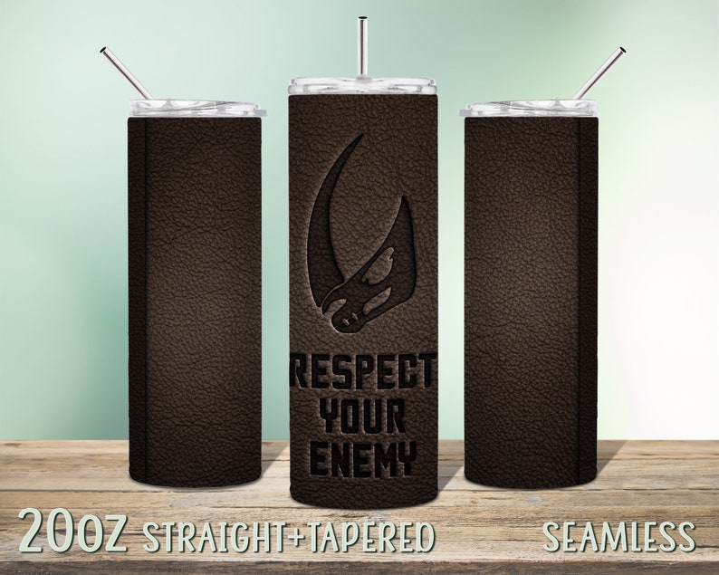 Puede incluir: Un vaso de 20 oz de textura de cuero marr&oacute;n con un s&iacute;mbolo mandaloriano negro y el texto "Respect Your Enemy". El vaso se muestra con una pajita de acero inoxidable.